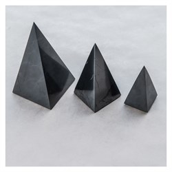 PIRAMIDE ISOSCELE DI SHUNGITE LUCIDA Cristalli e altro