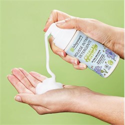 MOUSSE DETERGENTE INTIMA DELICATA  FIORDALISO E PREBIOTICI  La Saponaria