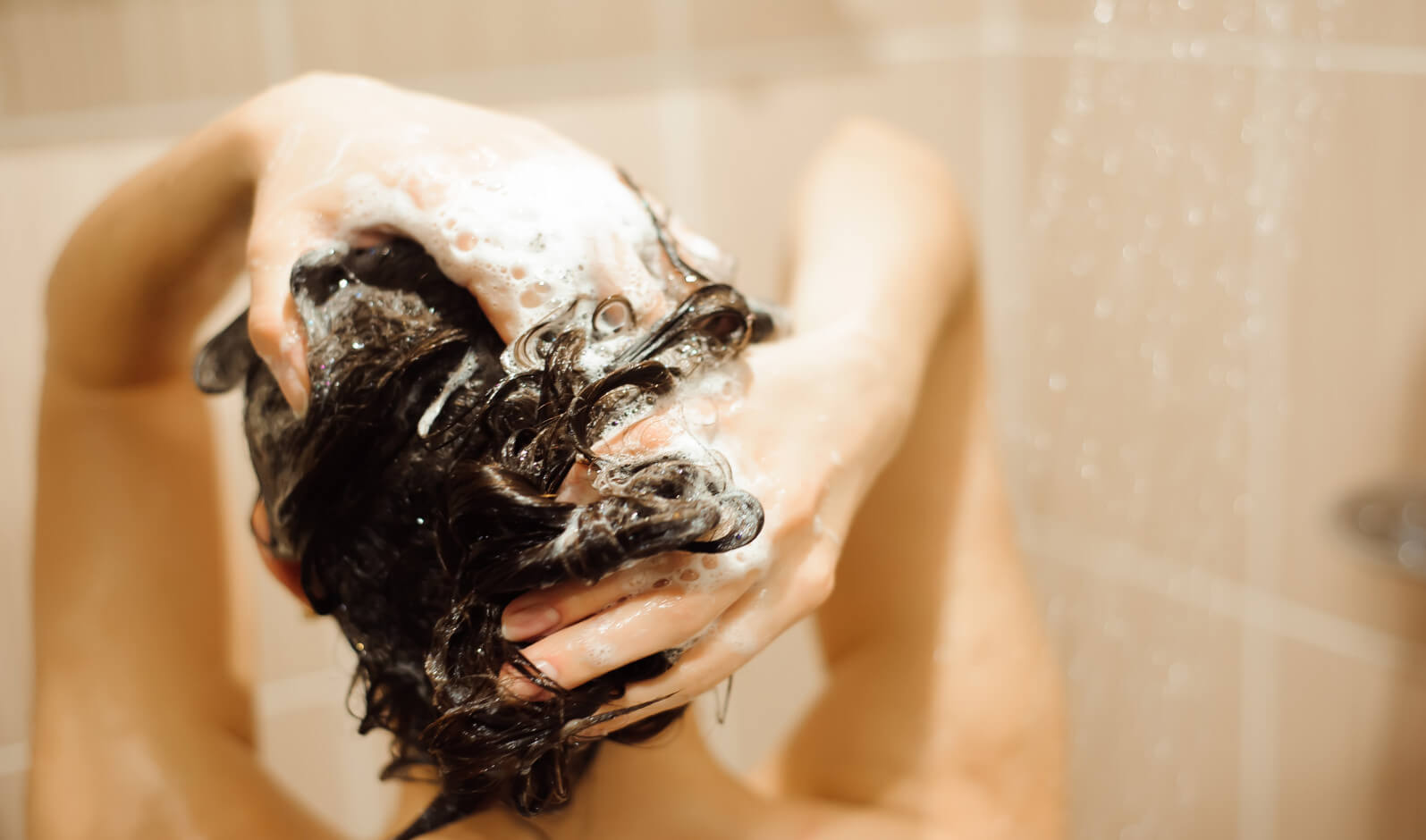 Lavaggio dei capelli con uno shampoo naturale