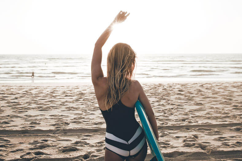 Ragazza che fa surf